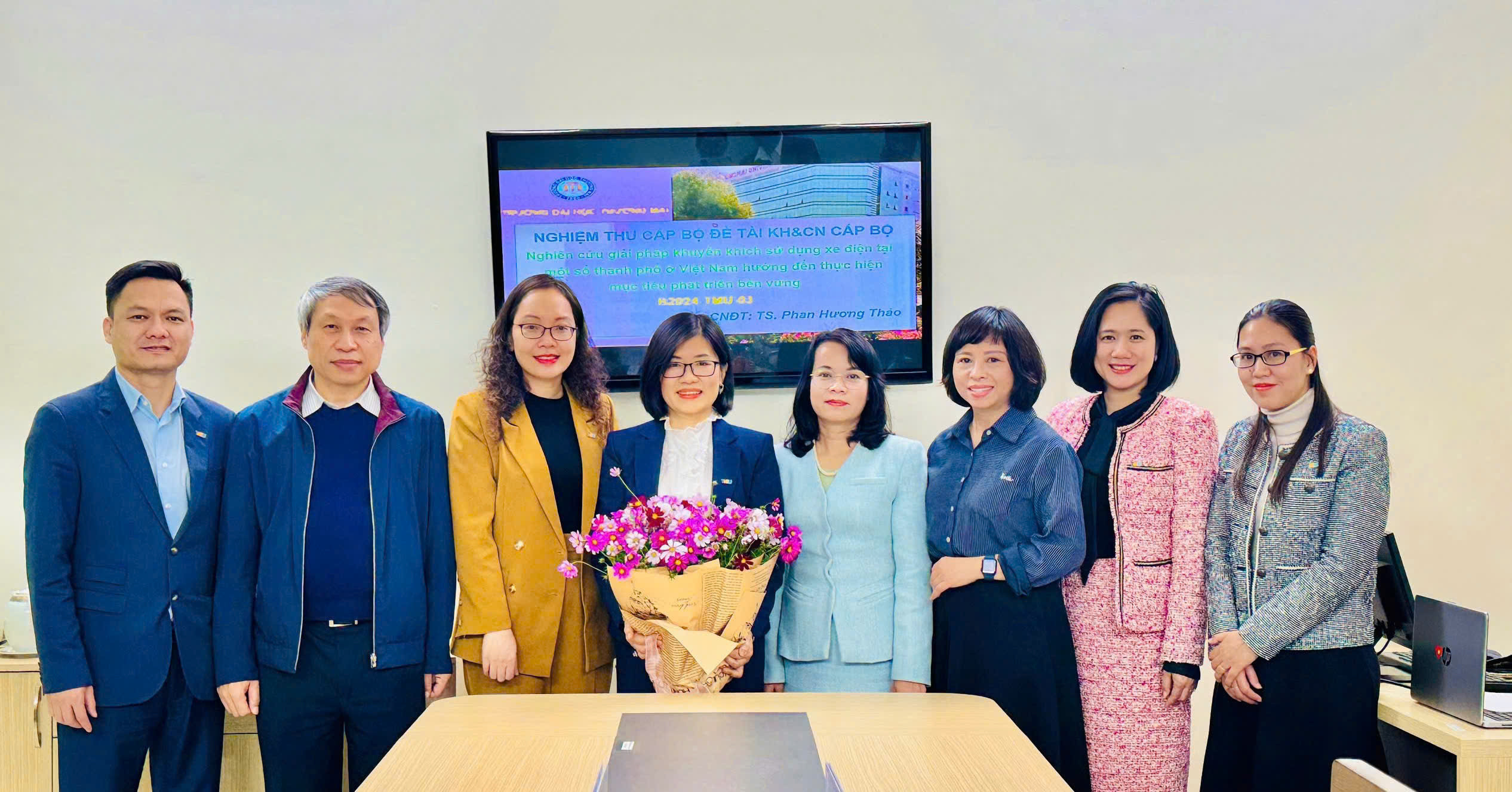 Đánh giá, nghiệm thu cấp Bộ đề tài khoa học và công nghệ cấp Bộ của Bộ Giáo dục và Đào tạo: “Nghiên cứu giải pháp khuyến khích sử dụng xe điện tại một số thành phố ở Việt Nam hướng đến thực hiện mục tiêu phát triển bền vững” - TS. Phan Hương Thảo