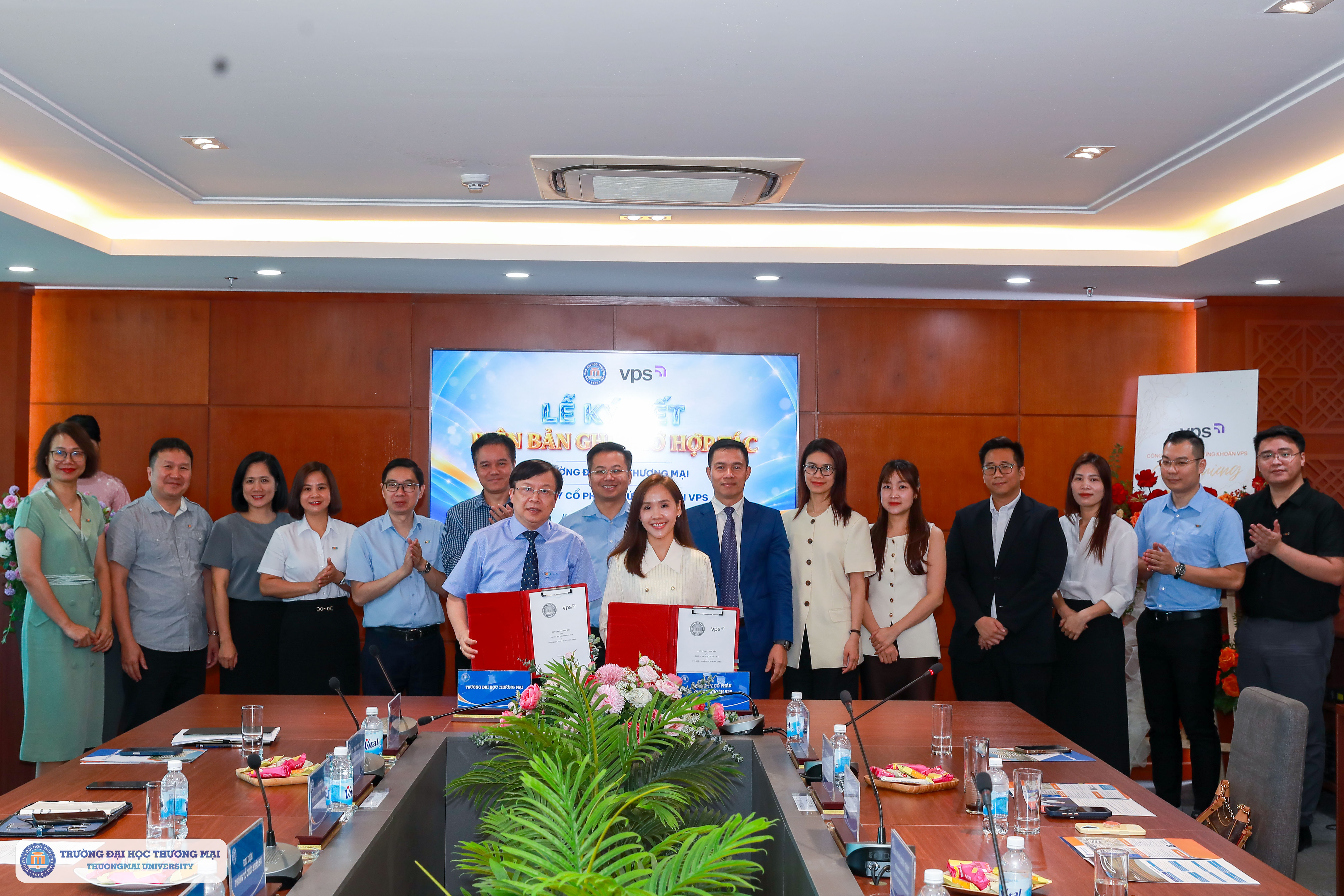 Lễ ký kết Biên bản ghi nhớ hợp tác giữa Trường Đại học Thương mại và Công ty Cổ phần chứng khoán VPS ngày 28/10/2026