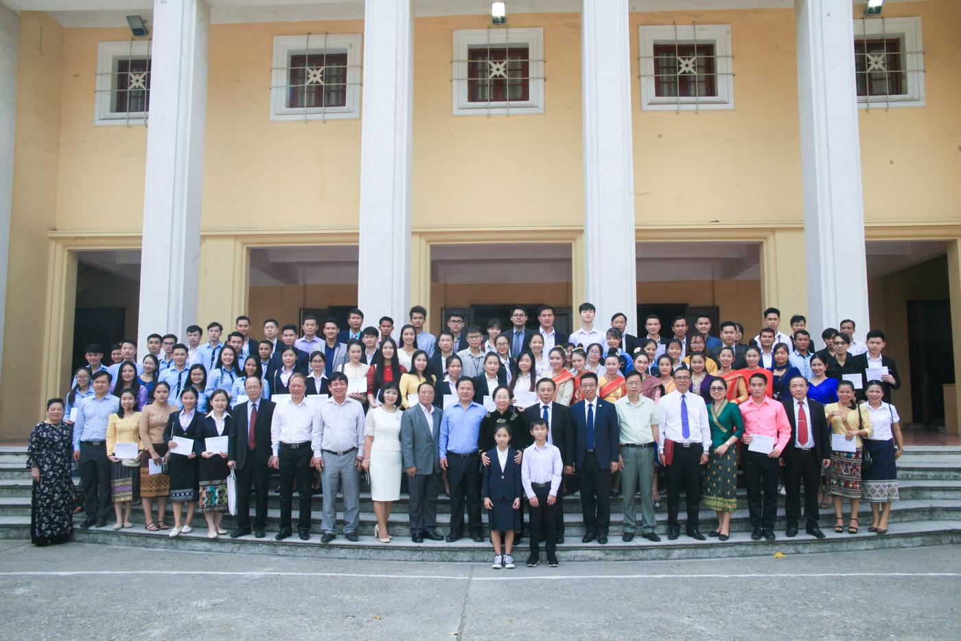 Lễ trao học bổng cho sinh viên Lào học tập tại Việt Nam & trao học bổng cho sinh viên Việt Nam