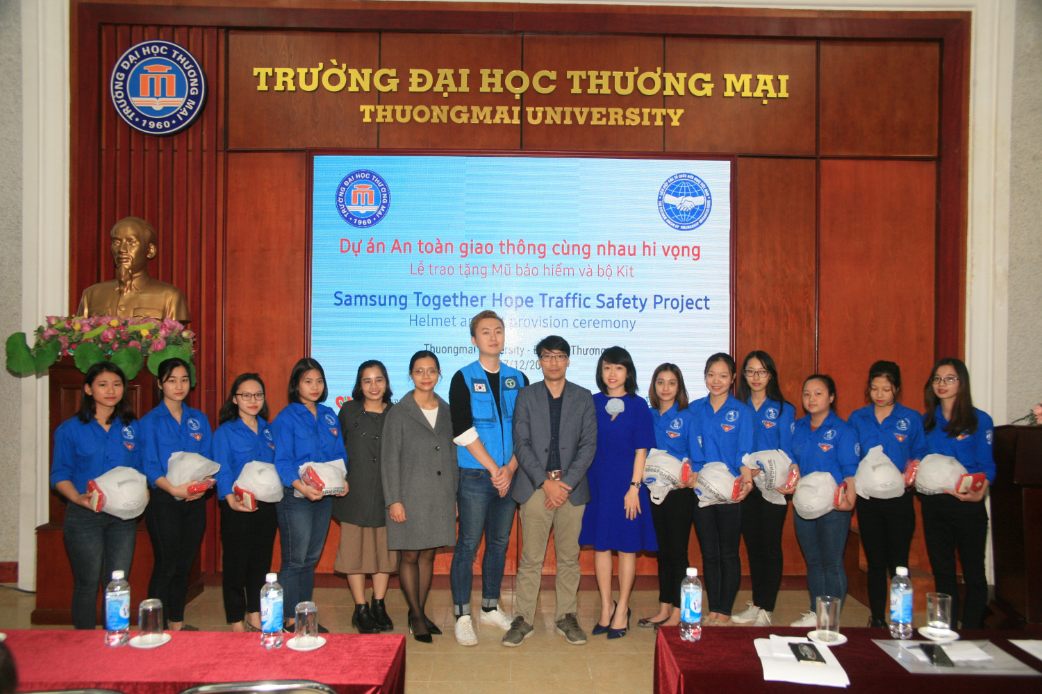 Tổ chức GCS tặng 1000 mũ bảo hiểm cho sinh viên Trường Đại học Thương mại