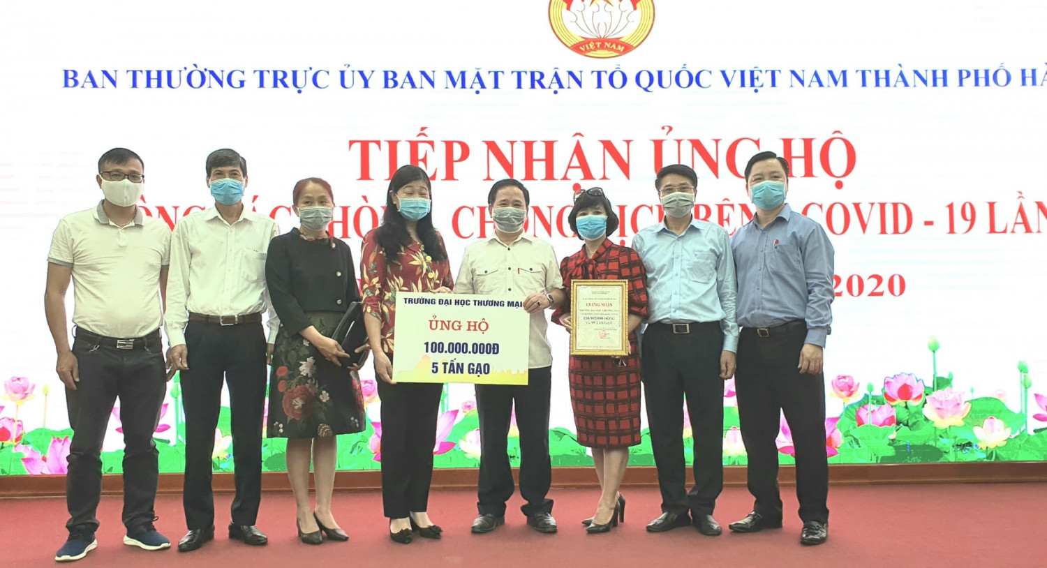 Trường Đại học Thương mại ủng hộ Bệnh viện Nhiệt đới Trung ương Cơ sở II