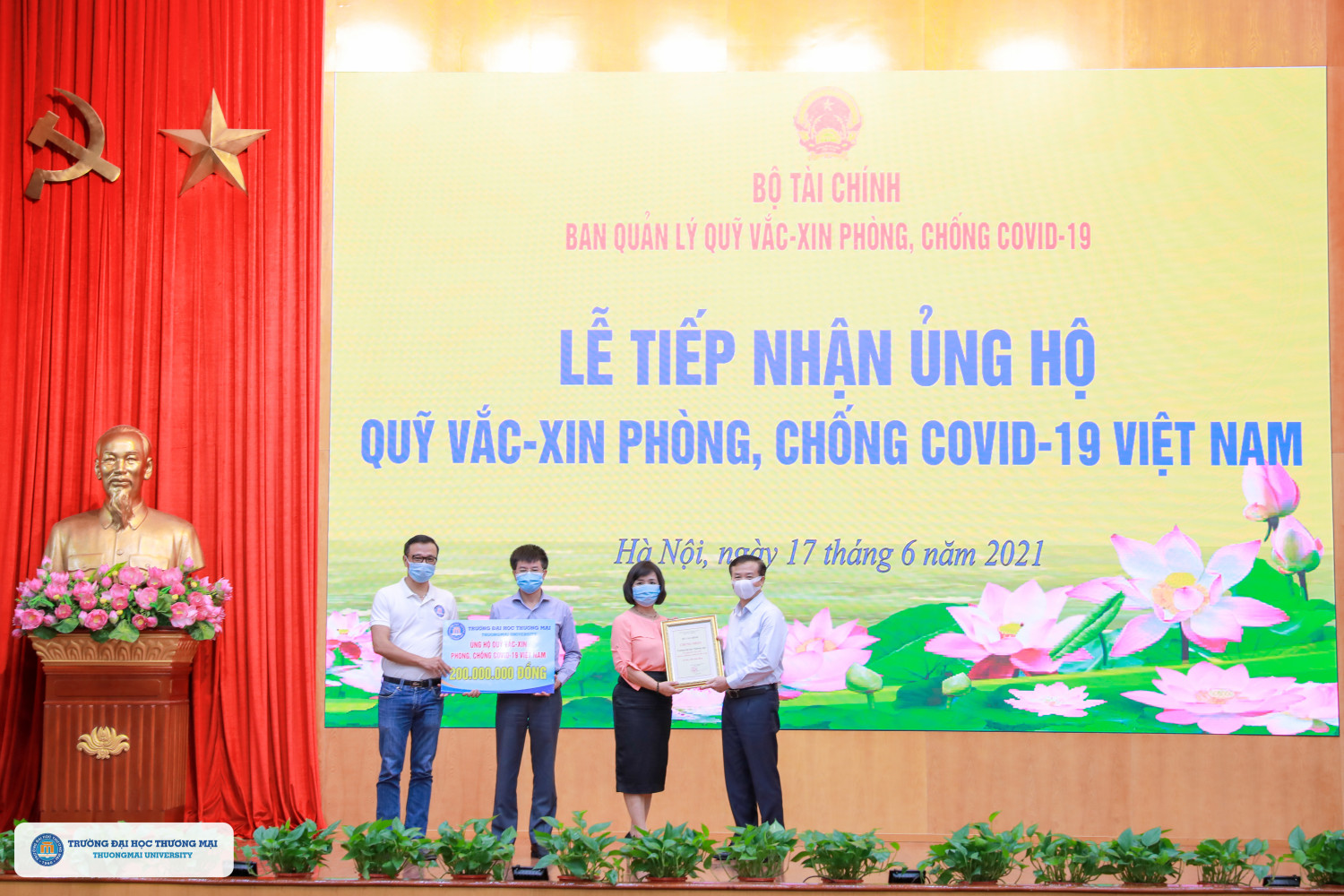 Trường Đại học Thương mại ủng hộ Quỹ Vắc-xin phòng, chống Covid-19