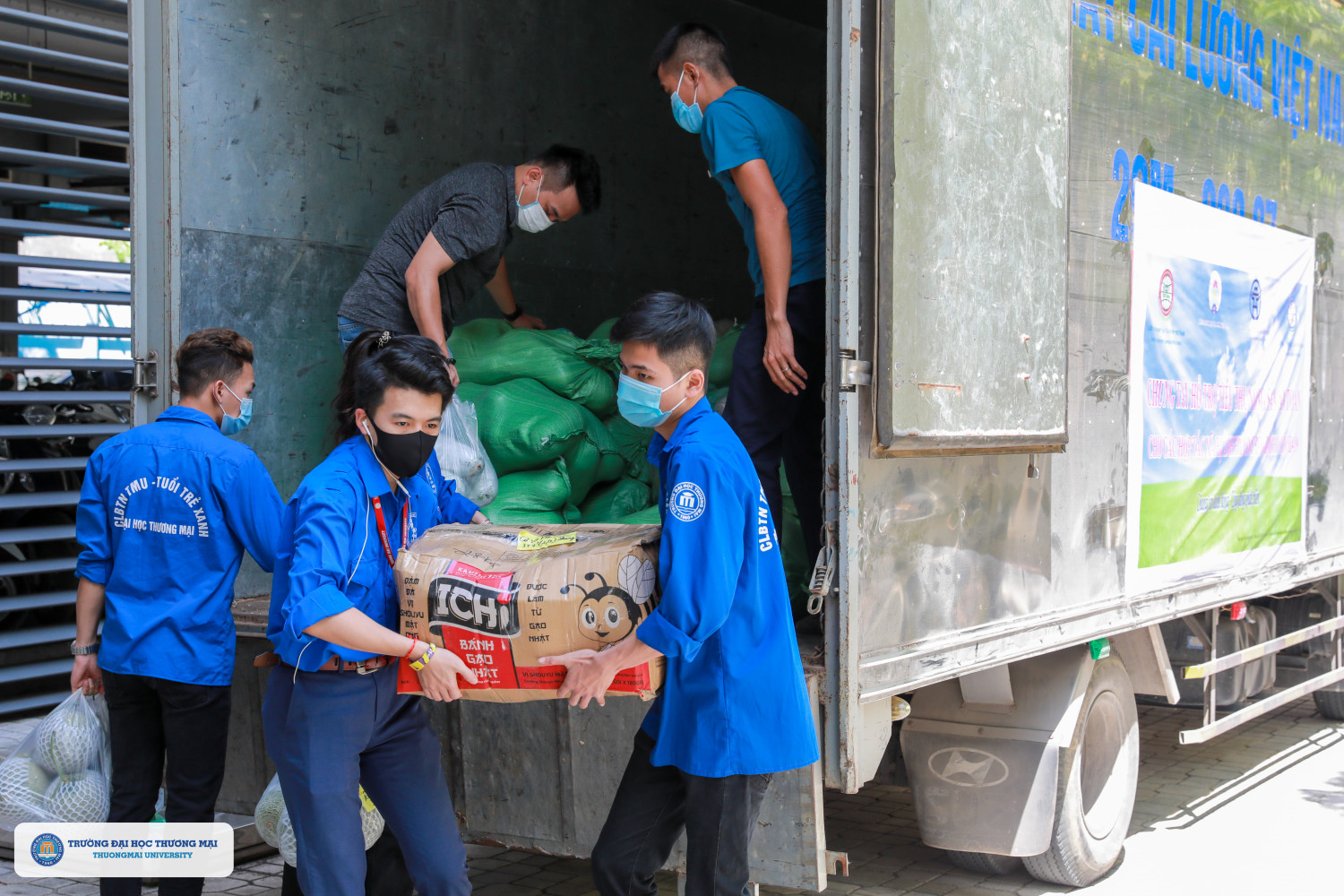 Công đoàn Trường Đại học Thương mại hỗ trợ tiêu thụ vải thiều và nông sản