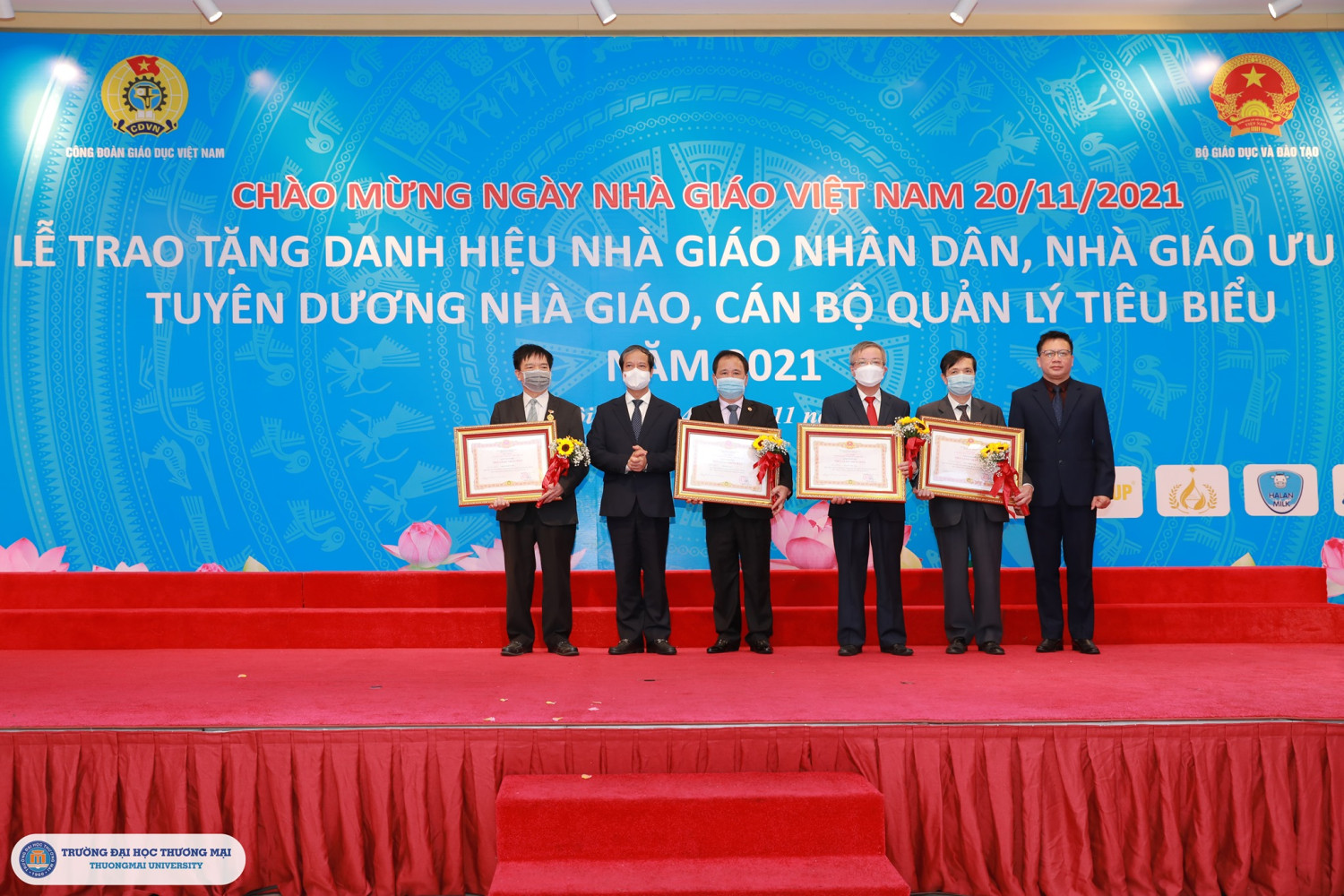 LỄ TRAO TẶNG DANH HIỆU NHÀ GIÁO NHÂN DÂN, NHÀ GIÁO ƯU TÚ LẦN THỨ 15 VÀ TUYÊN DƯƠNG NHÀ GIÁO, CÁN BỘ QUẢN LÝ TIÊU BIỂU NĂM 2021