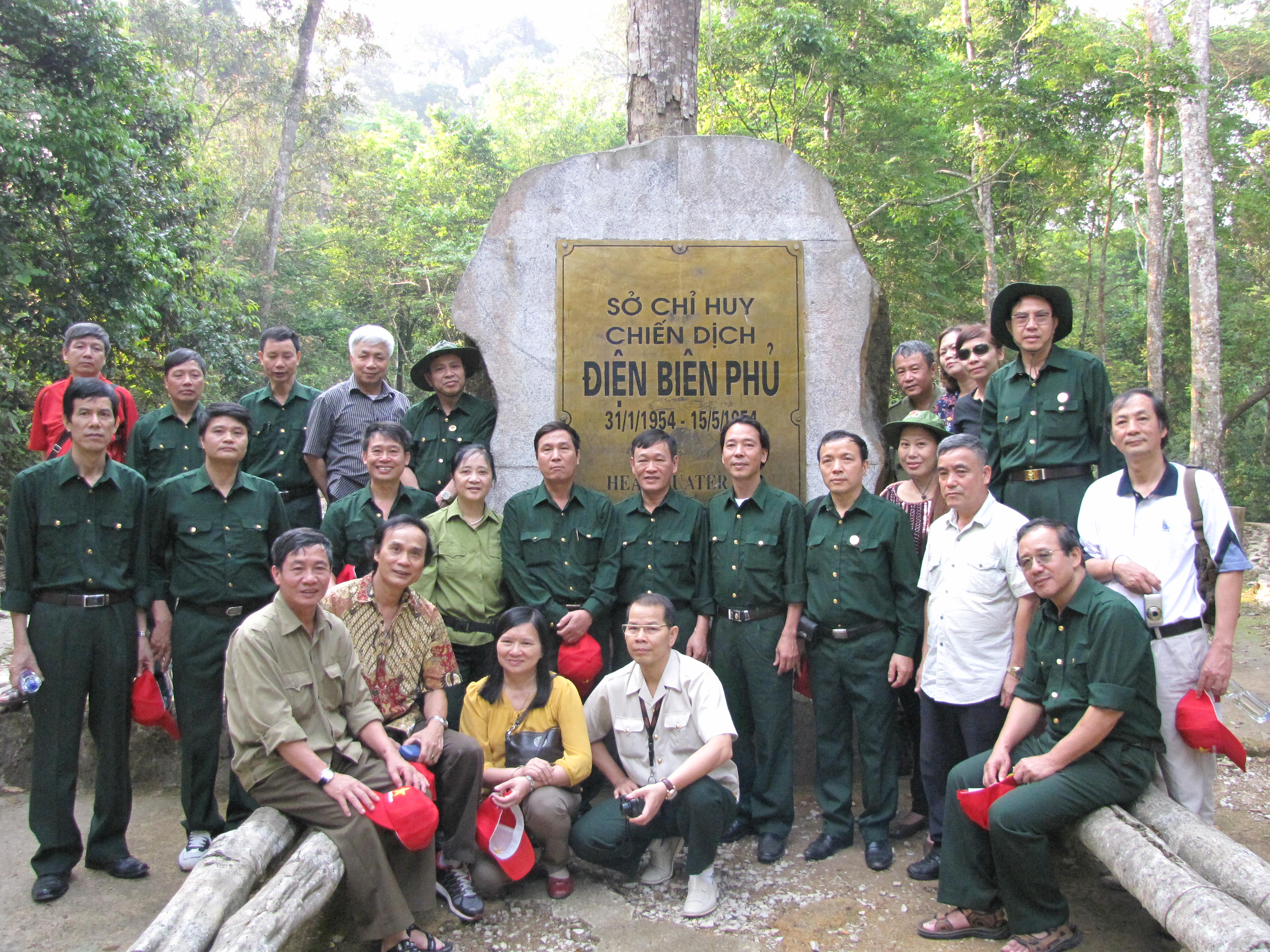 Hội Cựu chiến binh trường Đại học Thương mại thăm Điện Biên Phủ